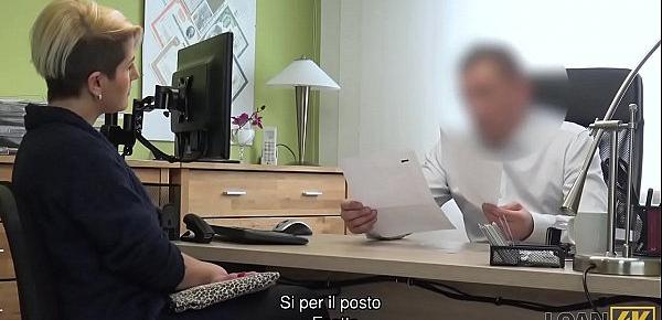  LOAN4K. La ragazza delle consegne si prende cura della salsiccia